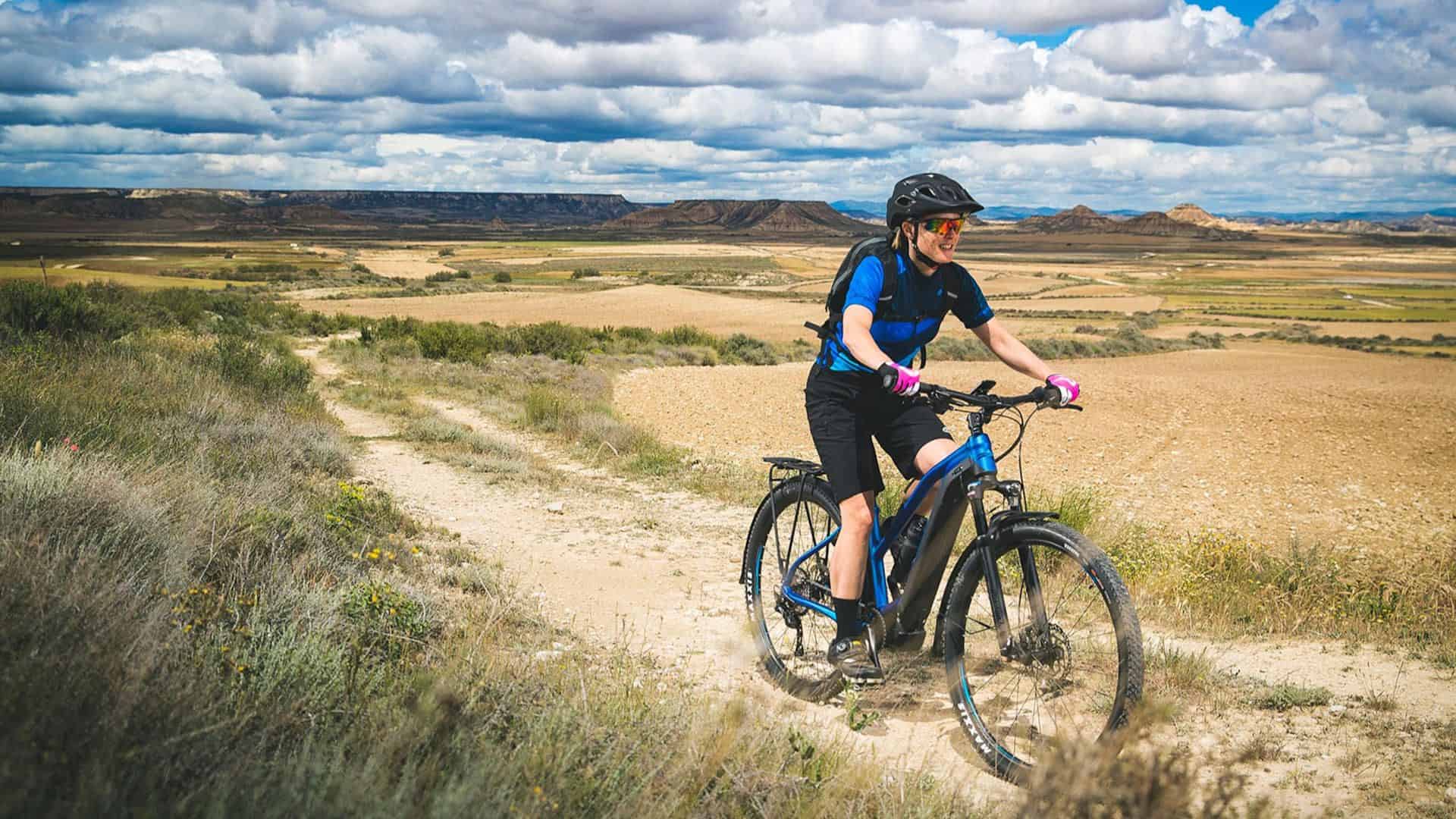 Ciclista recorriendo el Camino de Santiago en bicicleta de montaña con MTBSPAIN