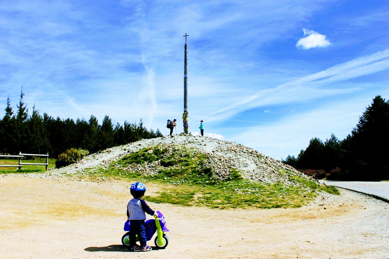 Cruz de Ferro en el Camino Francés, entre Astorga y Ponferrada