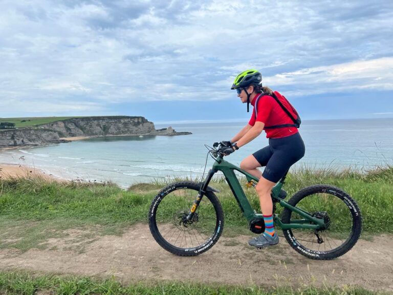 Bicicleta eléctrica de montaña en una etapa costera del Camino de Santiago