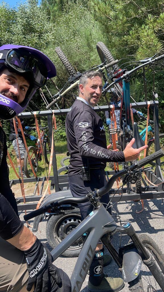 Guía de MTBSPAIN realizando asistencia mecánica a una bicicleta durante el Camino de Santiago