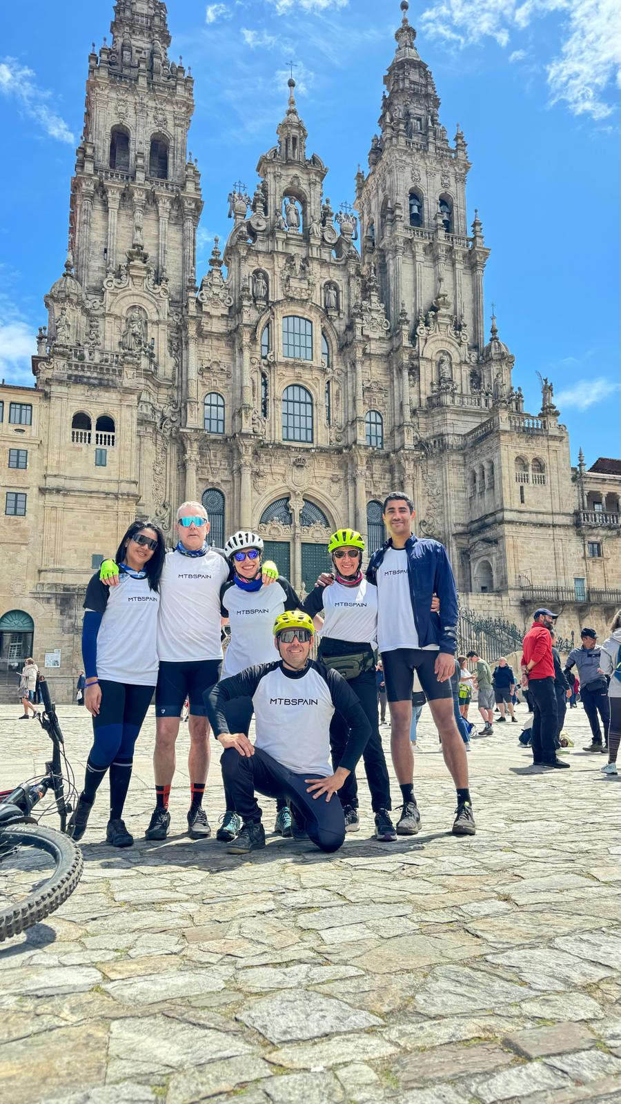 Grupo de MTBSPAIN con sus bicicletas ante la catedral de Santiago de Compostela