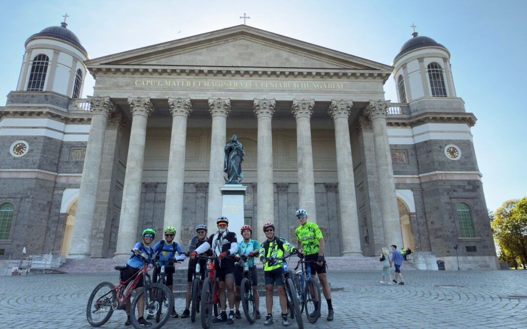 Grupo de ciclistas de MTBSPAIN ante la Basílica de Esztergom, en el viaje por Europa del Este en bicicleta