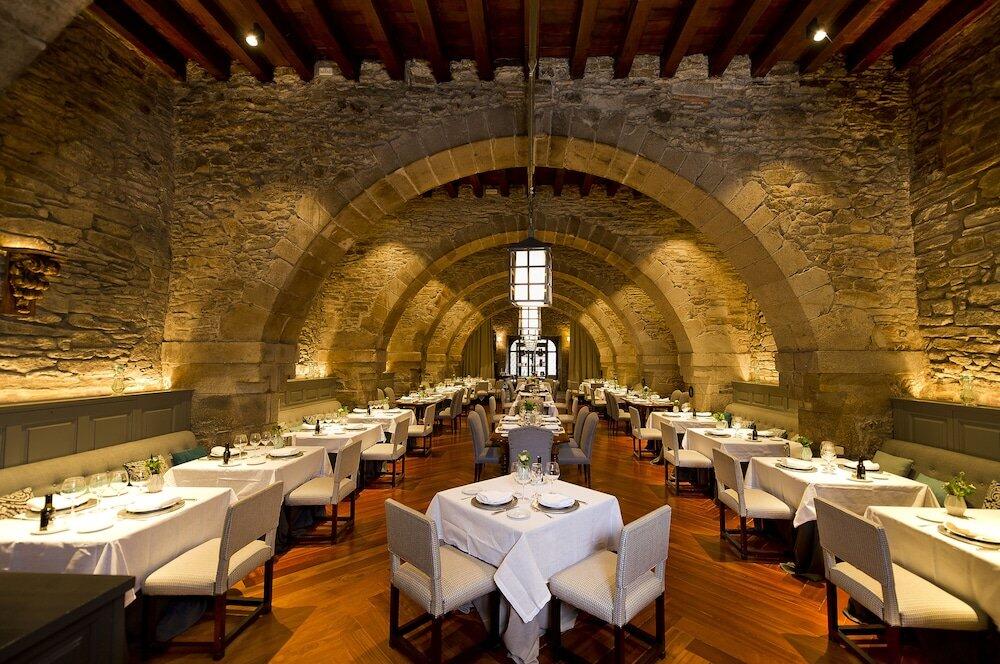 Restaurante del Parador Hostal dos Reis Católicos en Santiago de Compostela, final del Camino de Santiago de lujo