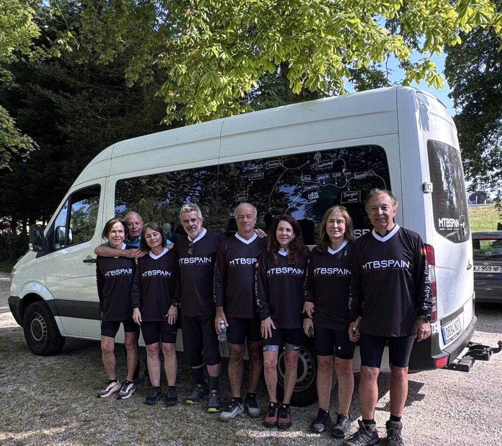 Grupo de ciclistas de MTBSPAIN con su vehículo de apoyo antes de una etapa del Camino de Santiago