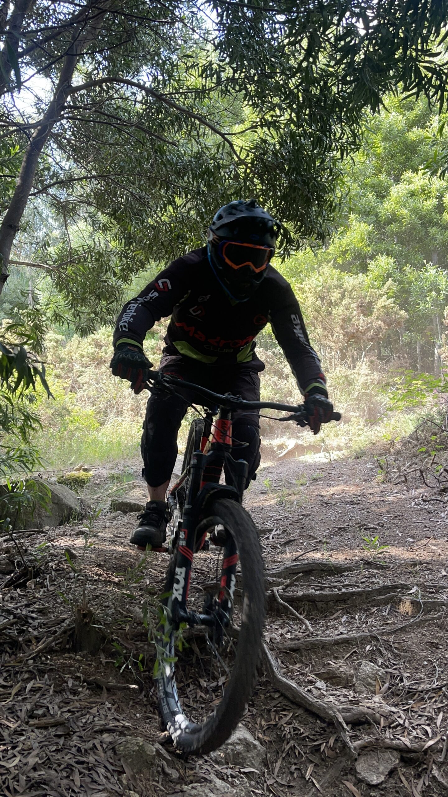 Alumno practicando la postura en descenso durante el curso de enduro en el monte Xiabre