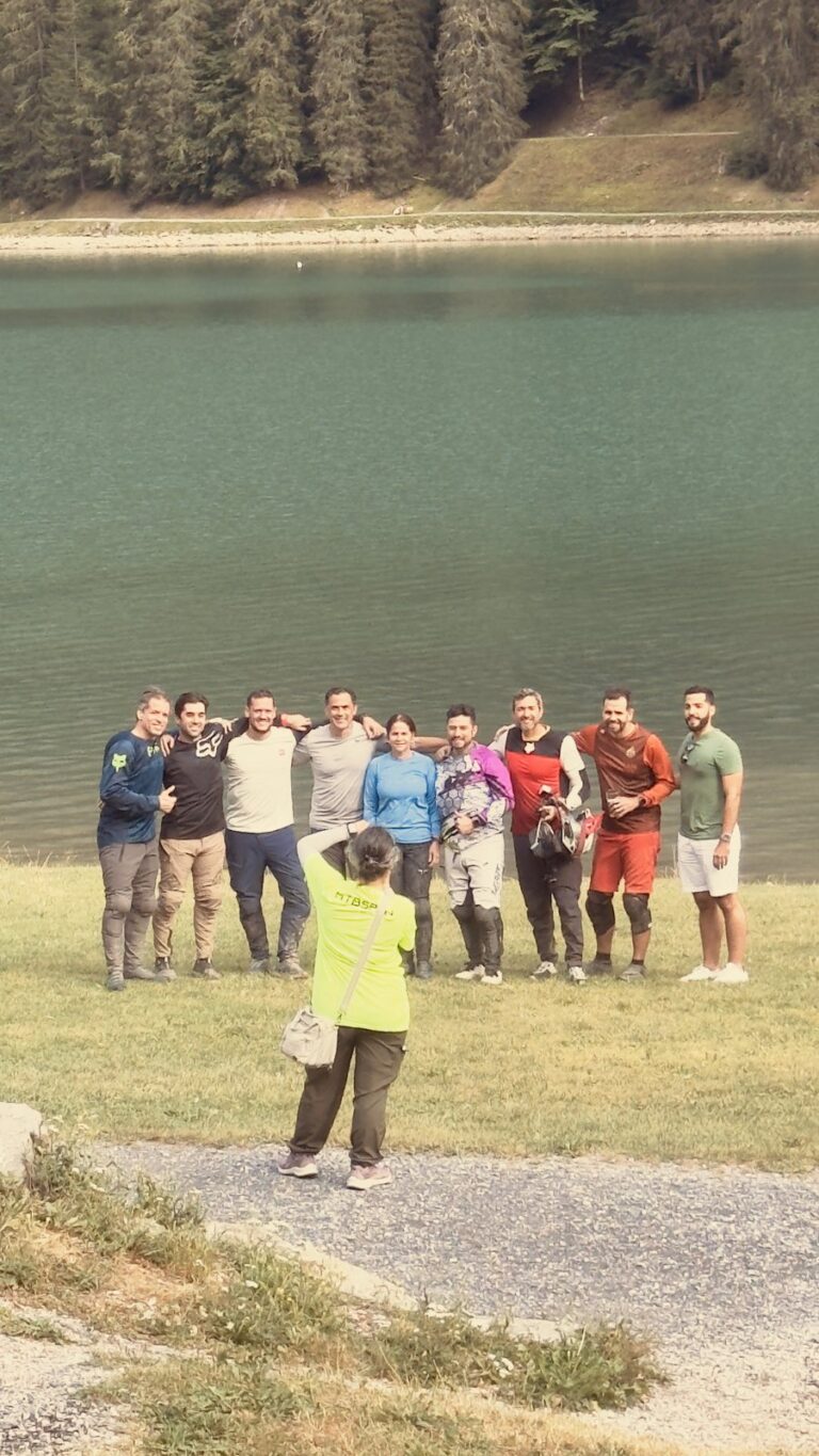 Group by the lake in the Alps – MTBSPAIN