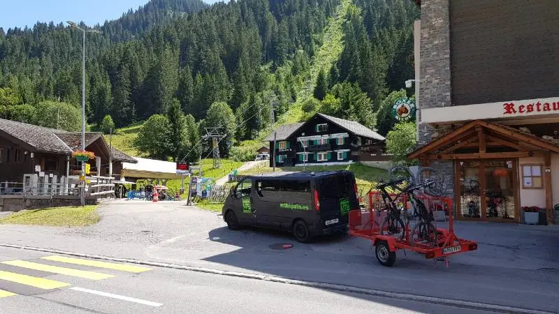 Furgoneta de MTBSPAIN con las bicicletas en una carretera alpina