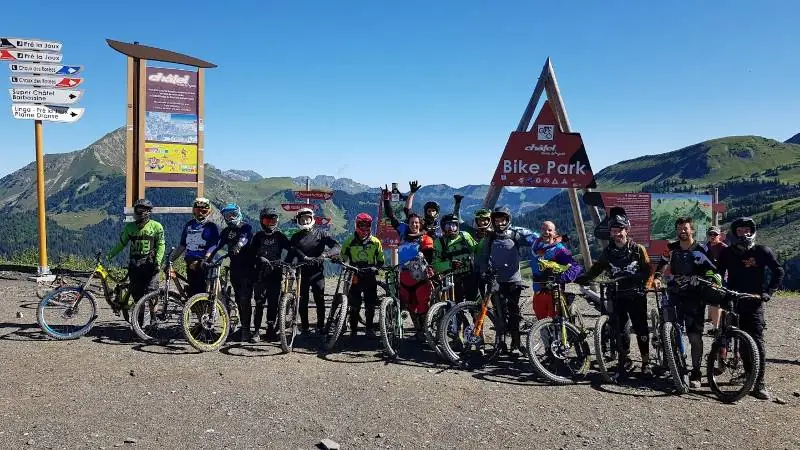 Grupo de ciclistas reunidos antes de bajar el bike park de Portes du Soleil