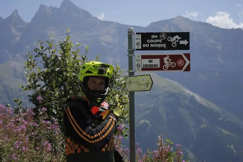 Rider junto al panel indicador de pistas de Portes du Soleil