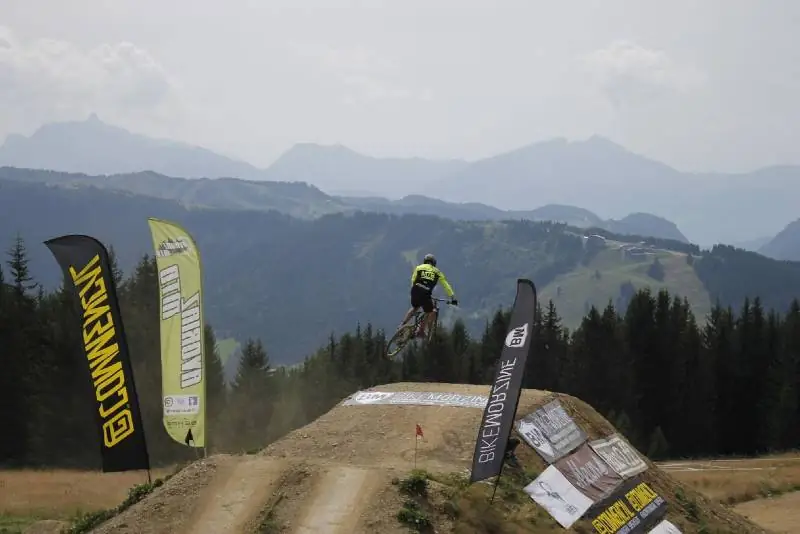 Salida de pista de bike park con vistas a los Alpes en Les Gets