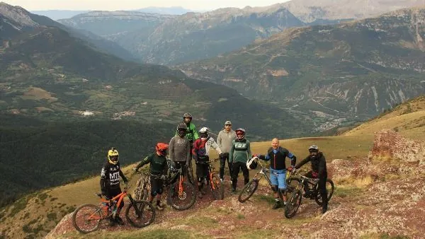 Grupo de ciclistas subiendo en remonte en Benasque, Pirineos