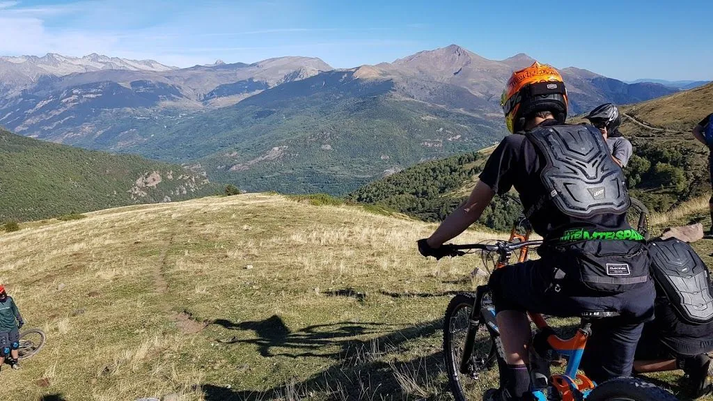 Rider de enduro en una pista de montaña de Benasque