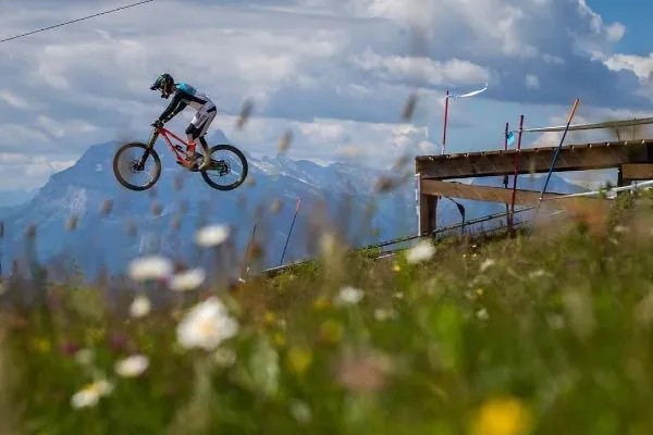 Rider saltando junto al remonte de Les Gets en verano