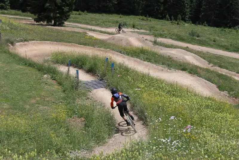 Línea de saltos y peraltes de un bike park de Portes du Soleil