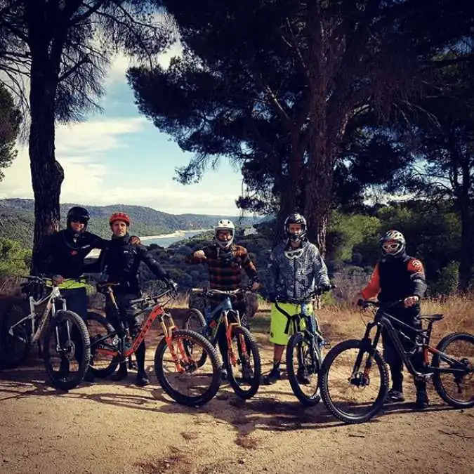 Grupo de enduro MTB con remonte cerca de Madrid