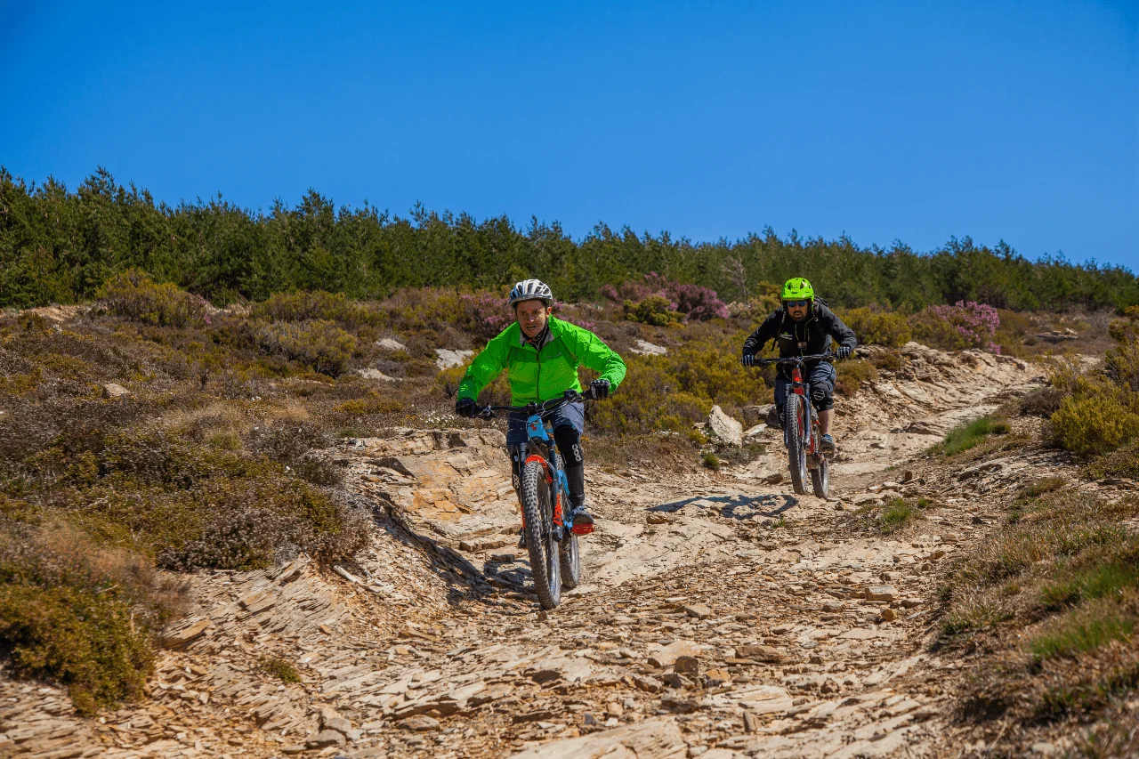 Ciclistas en bicicleta de montaña bajando por un sendero de El Bierzo, León