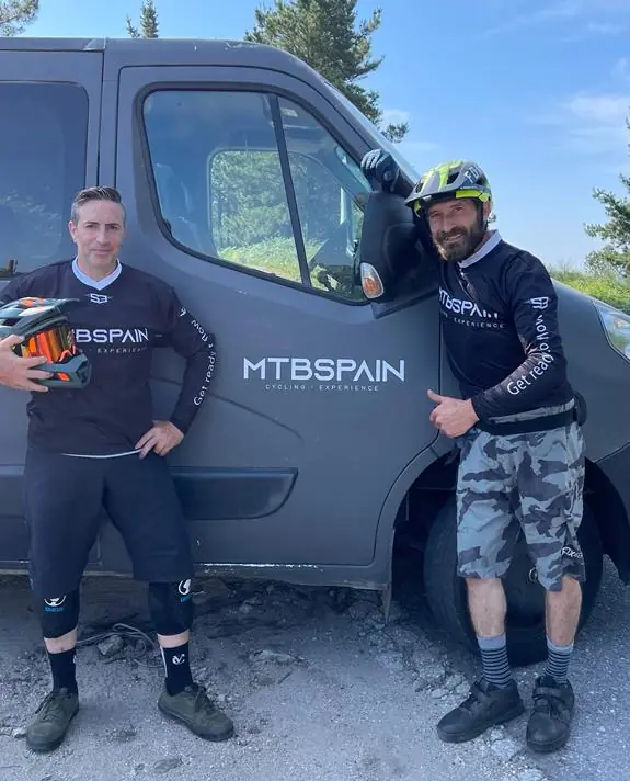 Furgoneta de apoyo de MTBSPAIN con el equipo de guías en el Camino de Santiago