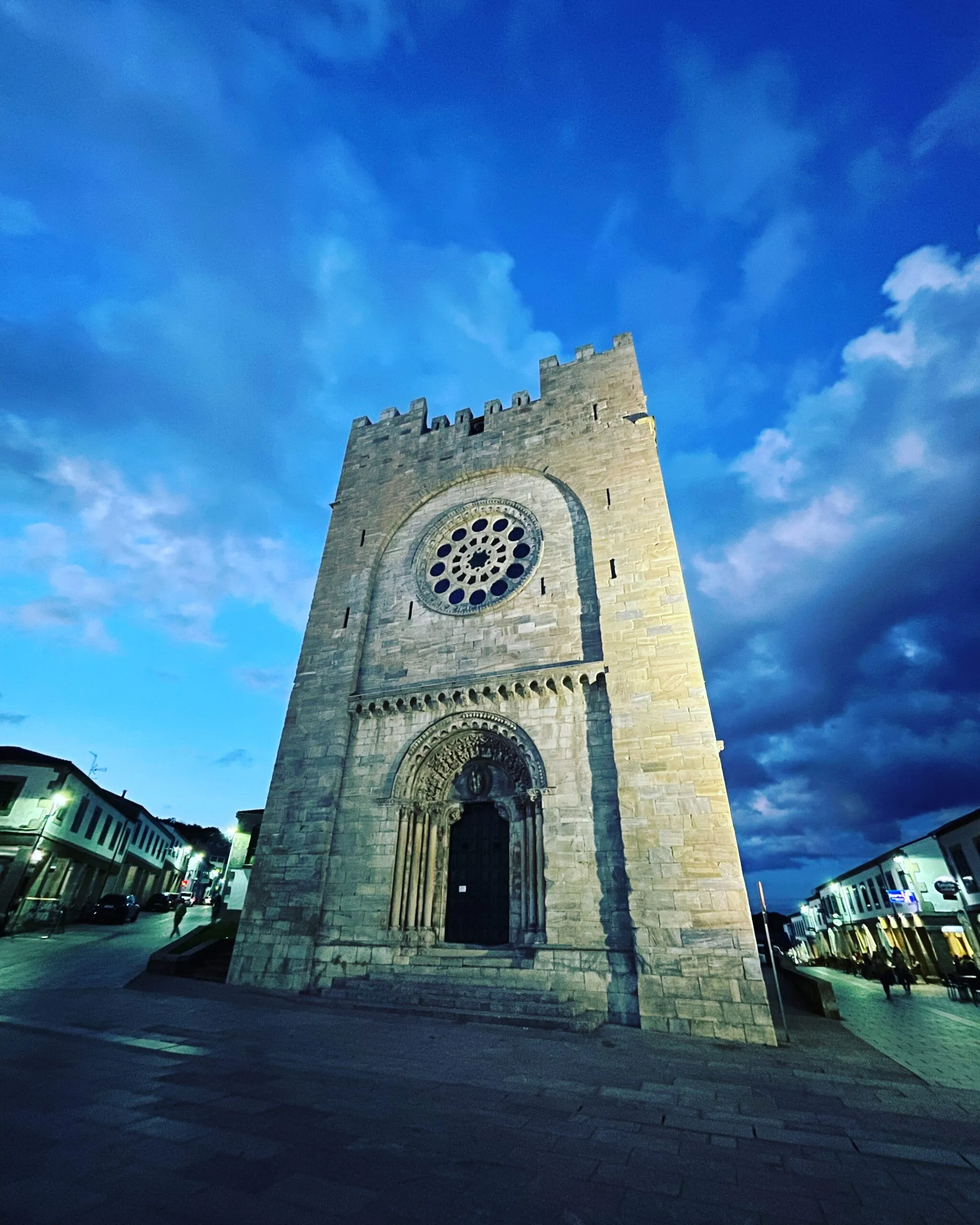Iglesia-fortaleza de San Nicolás en Portomarín, final de etapa del Camino de Santiago en bici