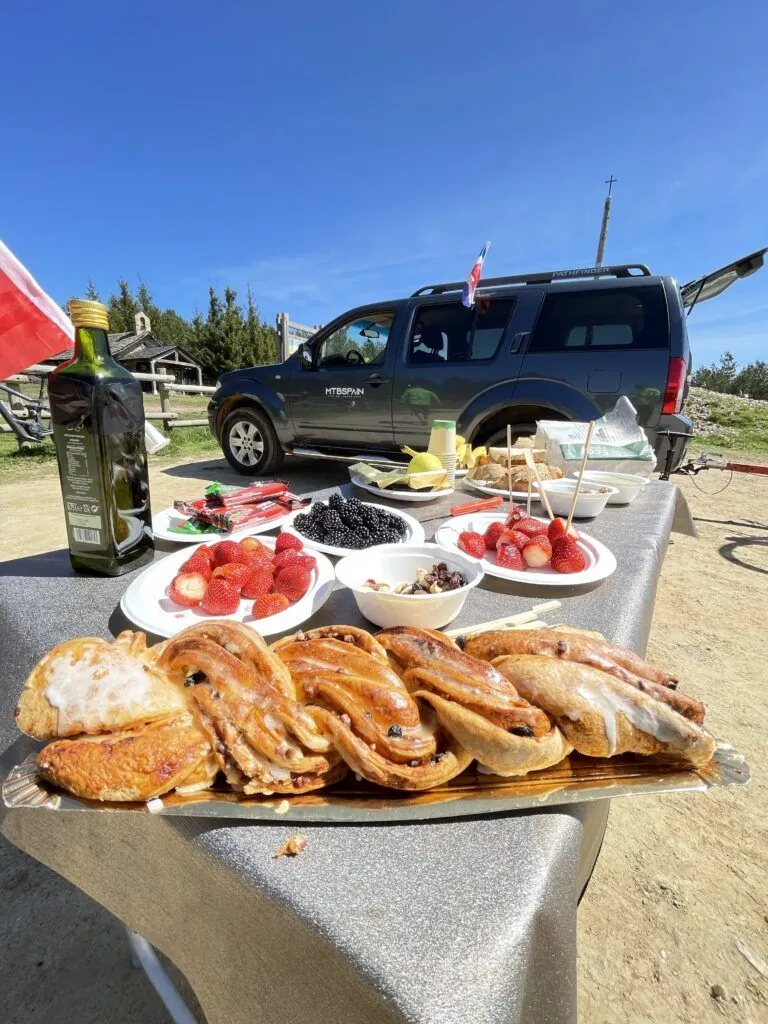 Avituallamiento del vehículo de apoyo de MTBSPAIN durante una etapa del Camino de Santiago