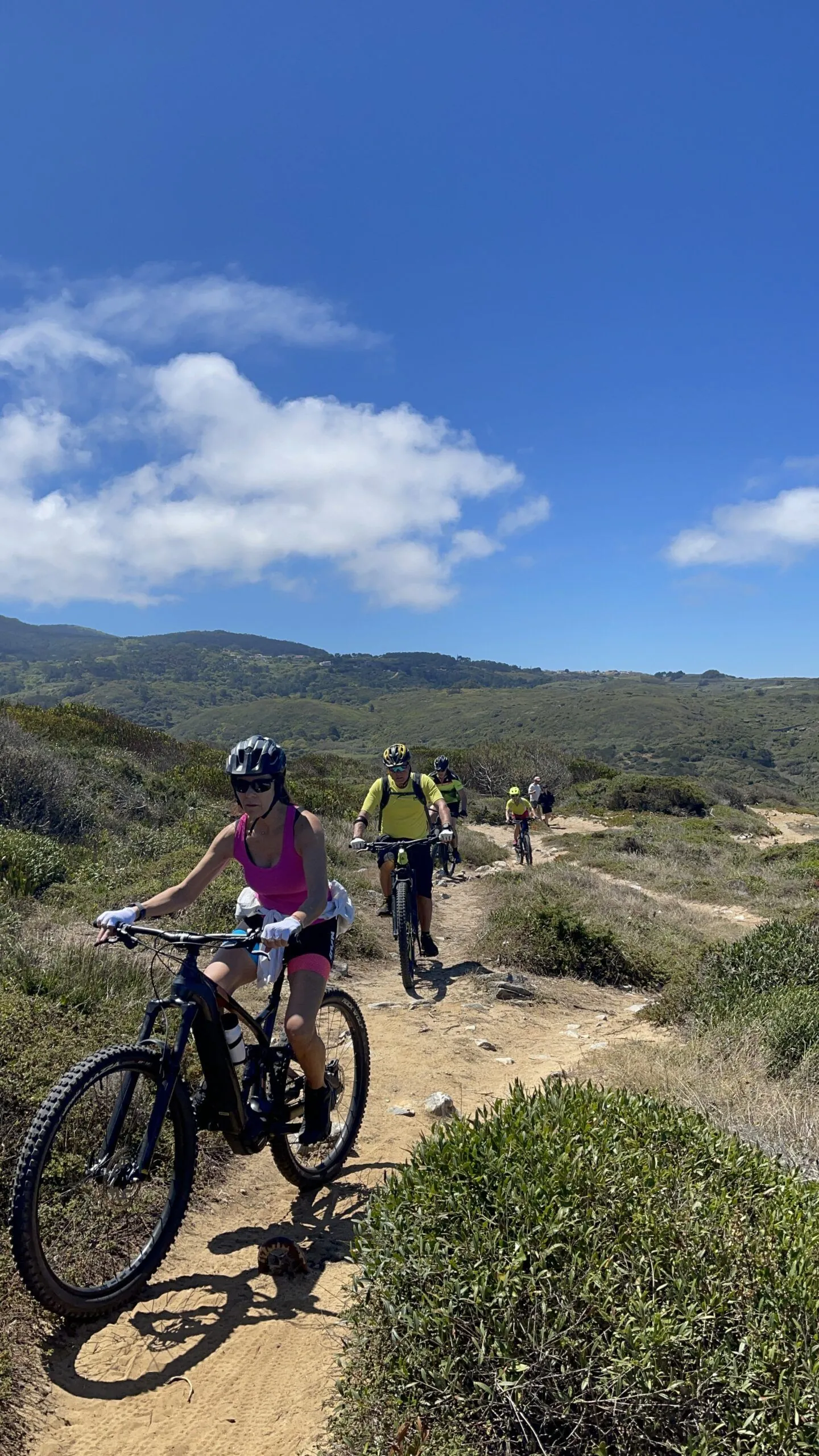 Ciclistas por un sendero costero del Camino Portugués en bicicleta