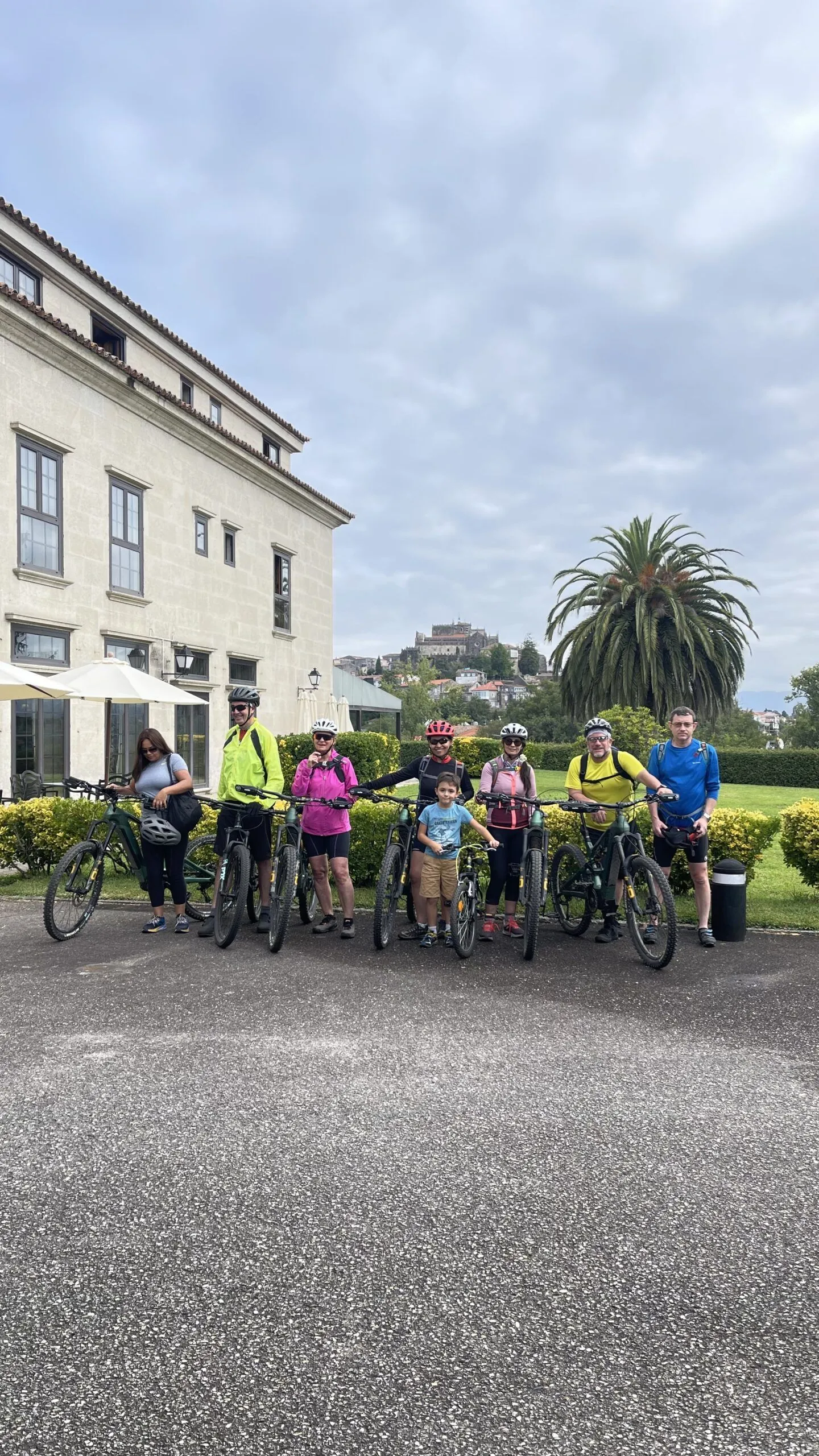 Grupo de ciclistas de MTBSPAIN con sus bicicletas ante un hotel en el Camino Portugués