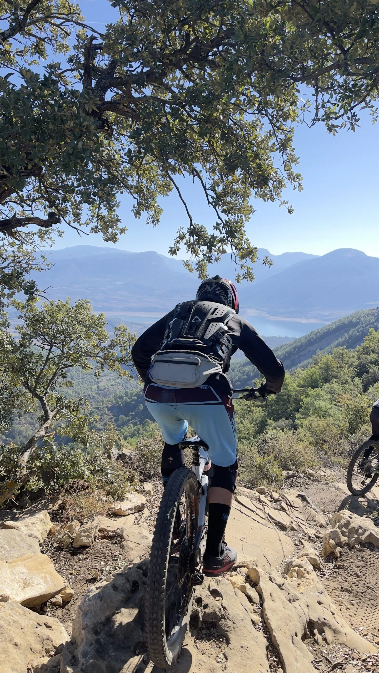 Ciclistas haciendo enduro en los senderos de Tremp