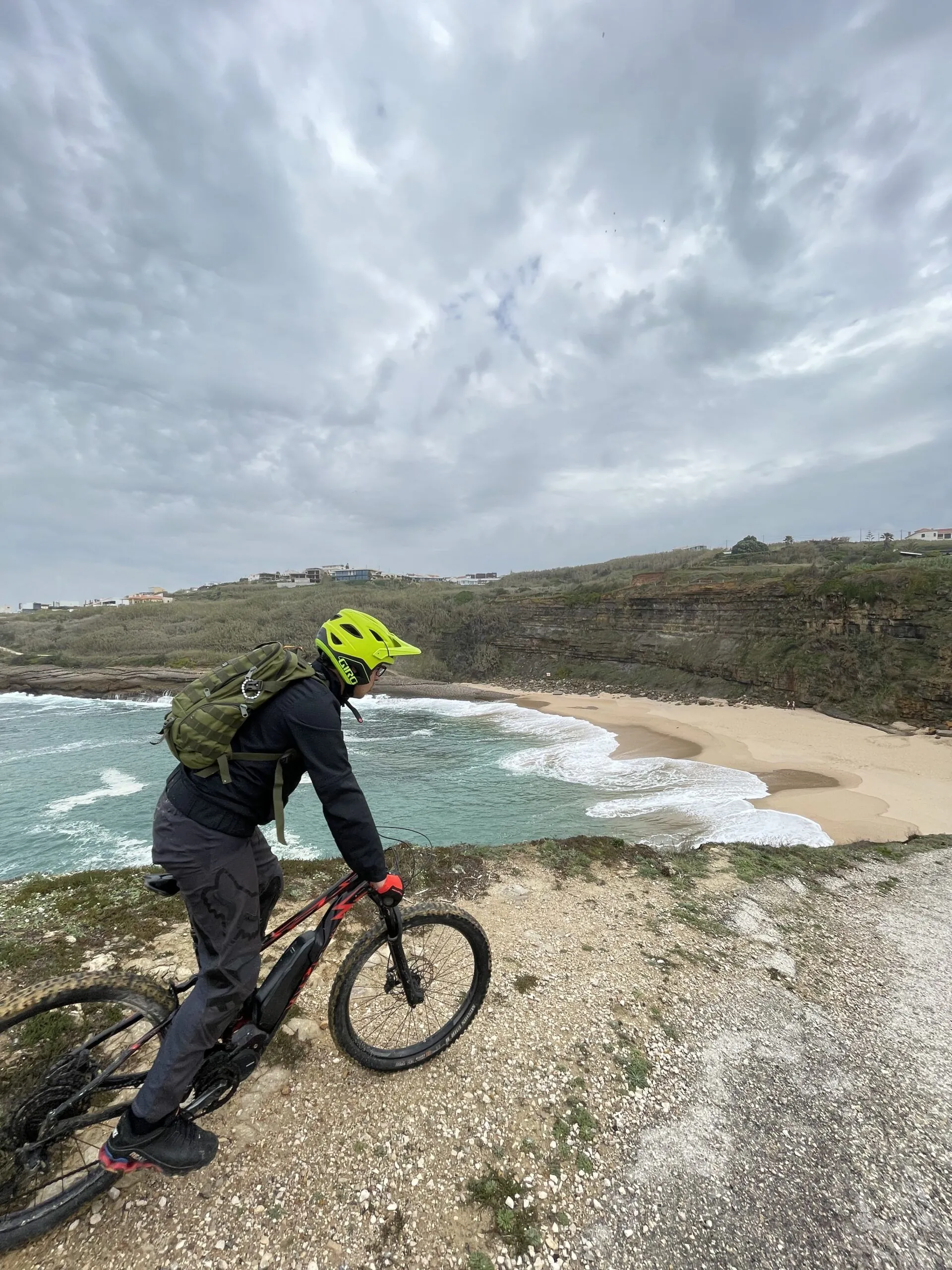 Ciclista de MTBSPAIN junto a una playa de la costa atlántica en el Camino Portugués
