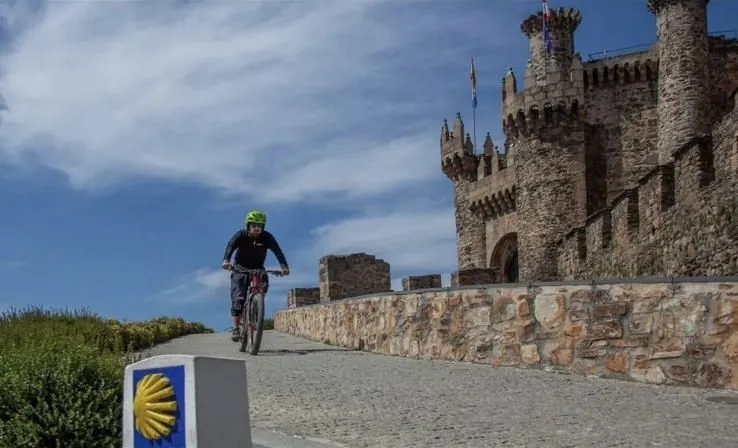 Ciclista en el Camino Francés a su paso por El Bierzo