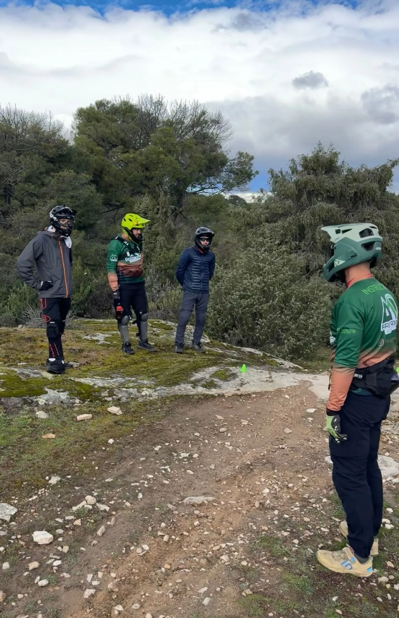 Ciclistas de MTBSPAIN en el curso de enduro