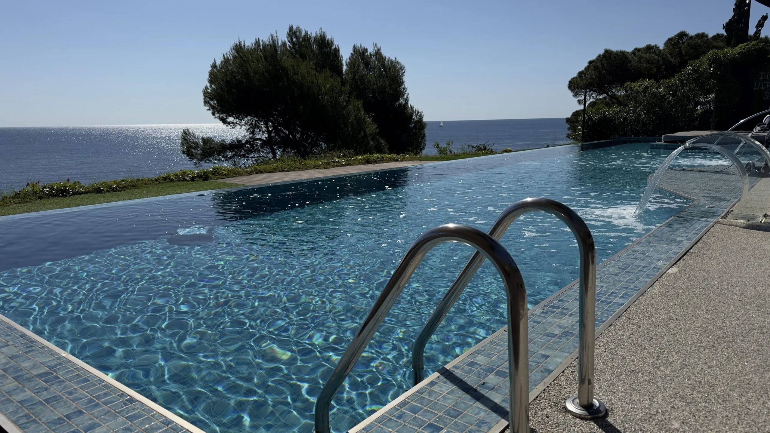 Piscina de hotel de lujo frente al mar en la Costa Brava