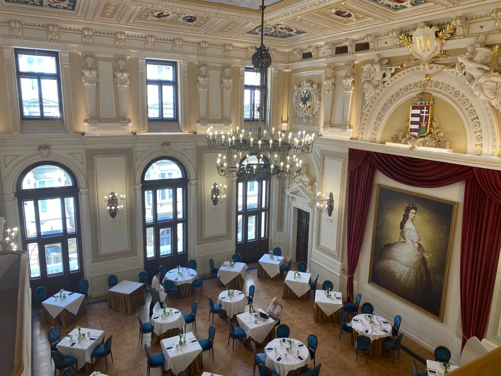 Salón histórico de un restaurante en Budapest durante el viaje de MTBSPAIN por Europa del Este