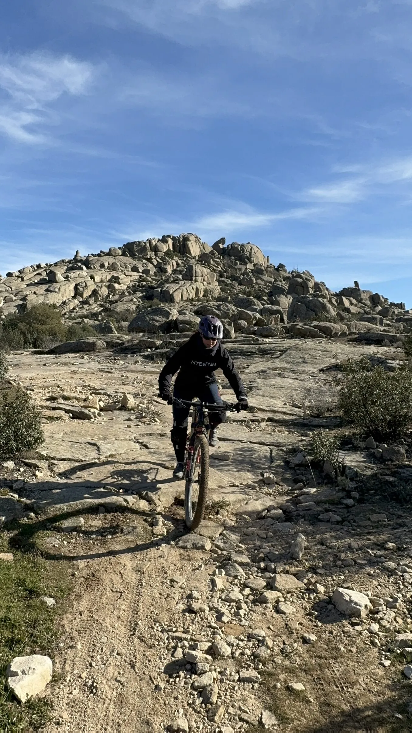 Rider de enduro en los senderos de roca de Valdemanco