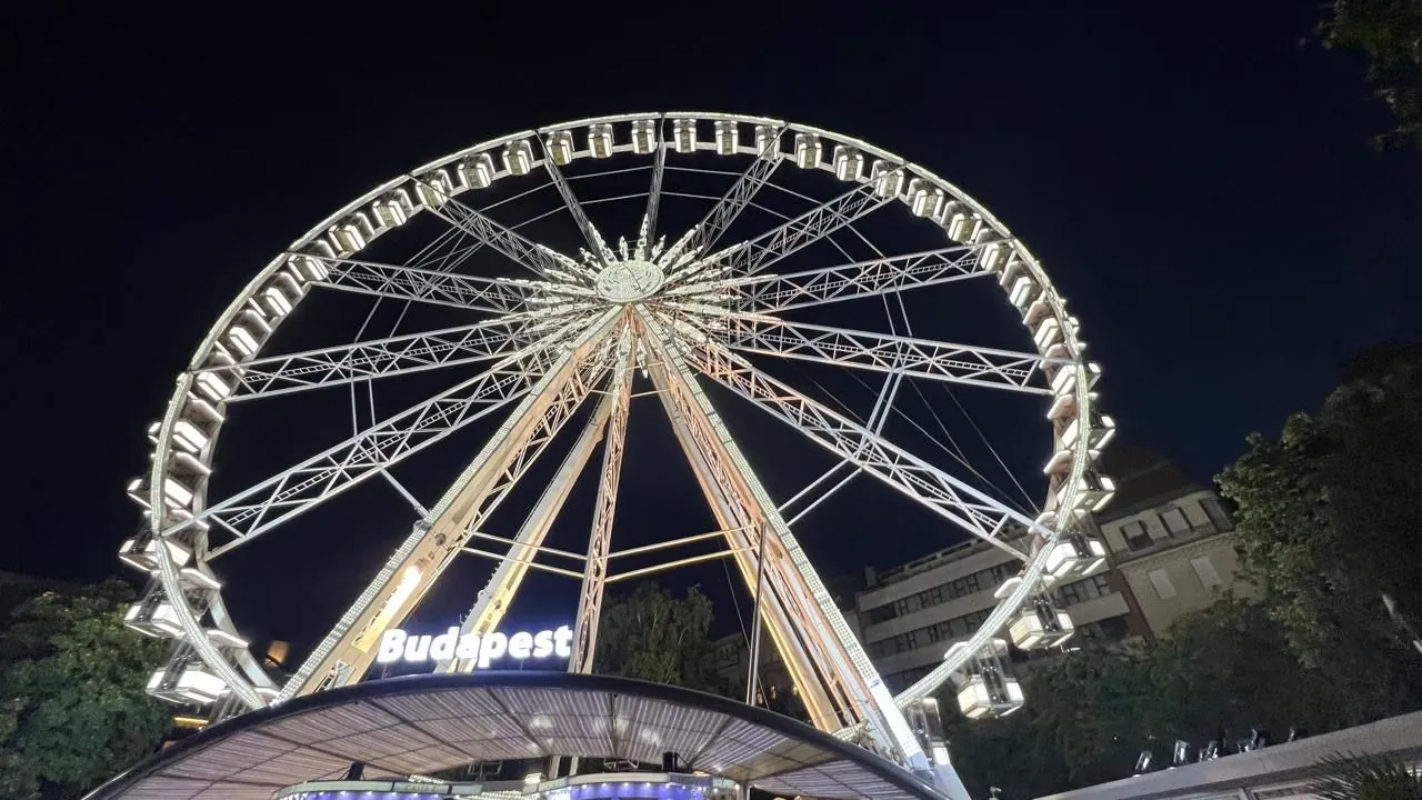 Noria de Budapest iluminada de noche, final del viaje en bici de Praga a Budapest