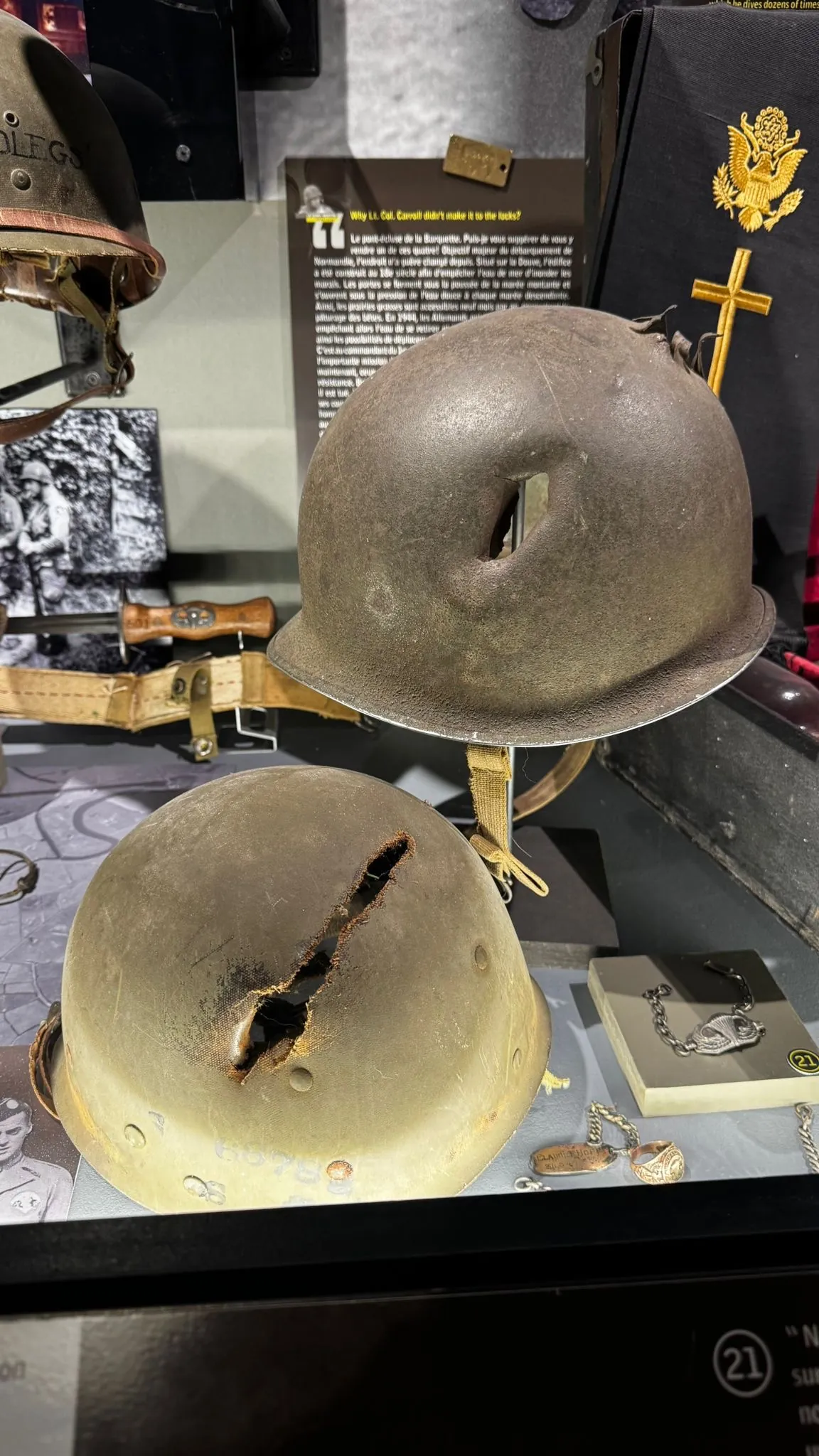 Cascos de soldados de la Segunda Guerra Mundial en un museo del Día D en Normandía