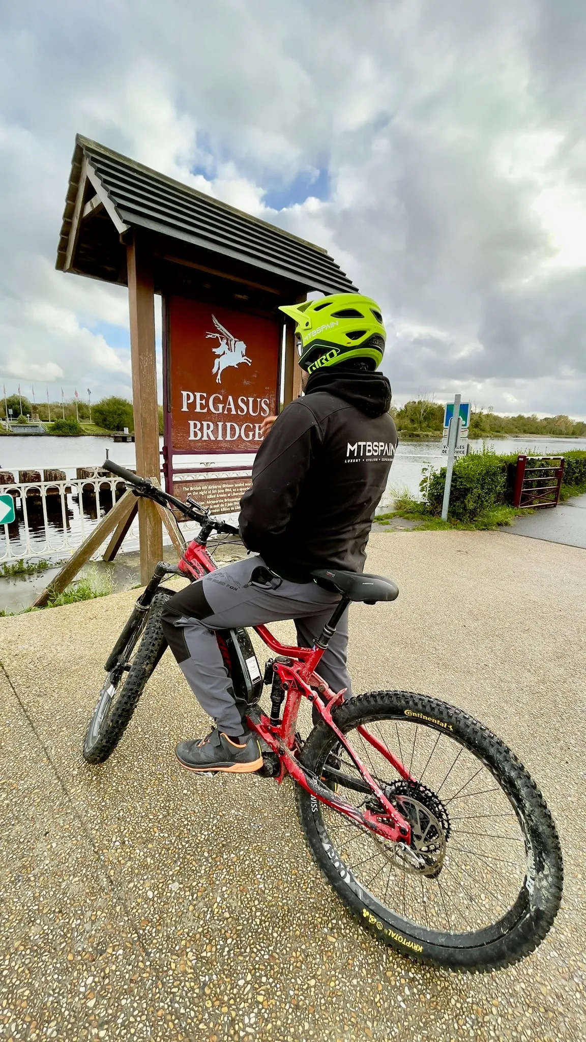 Ciclista de MTBSPAIN con su bicicleta en Pegasus Bridge, Normandía