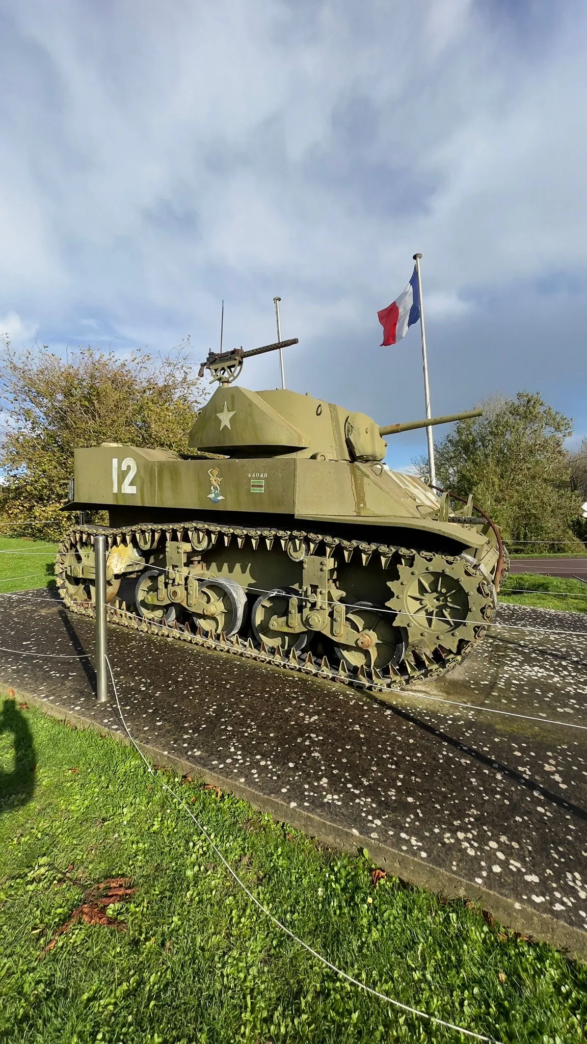 Tanque de la Segunda Guerra Mundial en un memorial de Normandía visitado en bicicleta