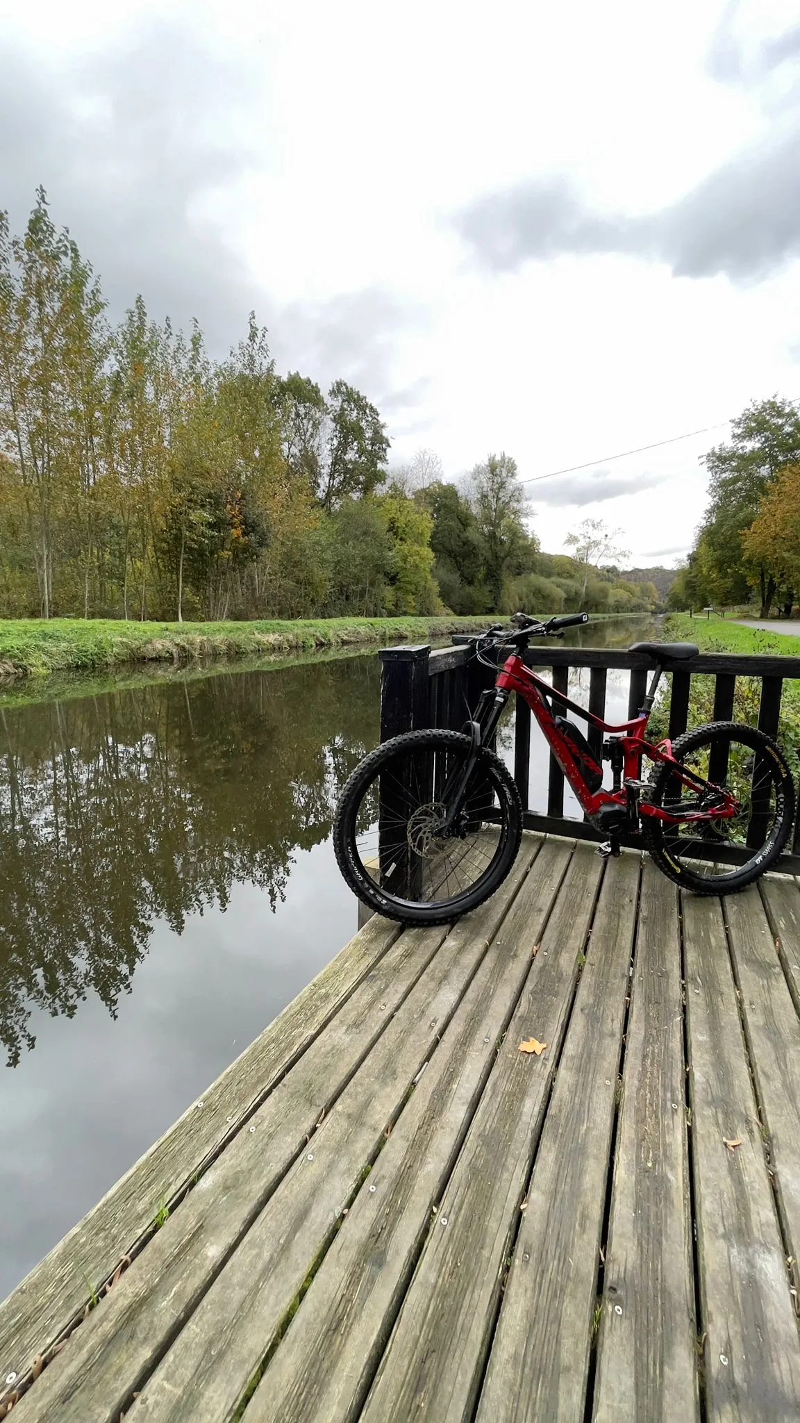 Bicicleta eléctrica junto al canal de Ille-et-Rance en la ruta en bici por Bretaña