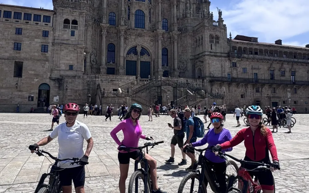 Grupo de ciclistas con bicicletas eléctricas llegando a la plaza del Obradoiro de Santiago de Compostela