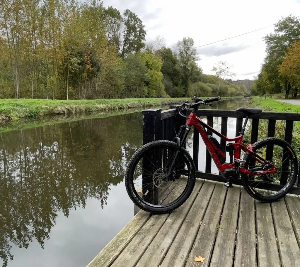 Bicicleta eléctrica junto al canal de Ille-et-Rance en la ruta en bici por Bretaña