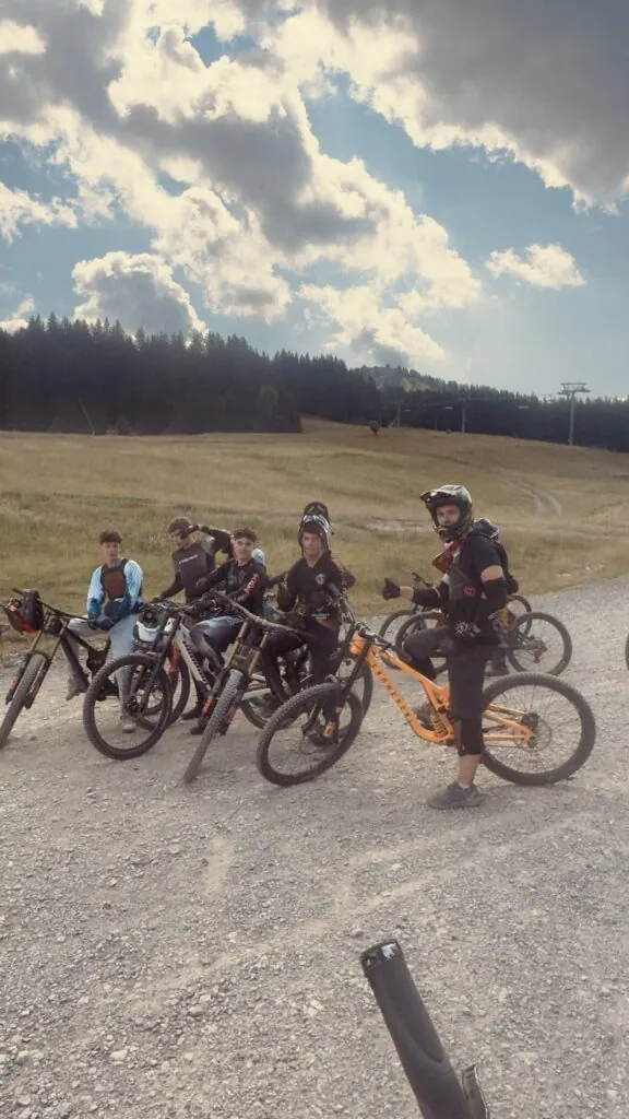 Jóvenes riders en los Alpes